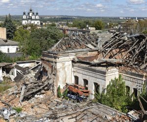 epa10193850 Destroyed buildings in Izyum, in Kharkiv region, Ukraine, 19 September 2022. The Ukrainian army pushed Russian troops from occupied territory in the northeast of the country in a counterattack. Kharkiv and surrounding areas have been the target of heavy shelling since February 2022, when Russian troops entered Ukraine starting a conflict that has provoked destruction and a humanitarian crisis.  EPA/OLEG PETRASYUK