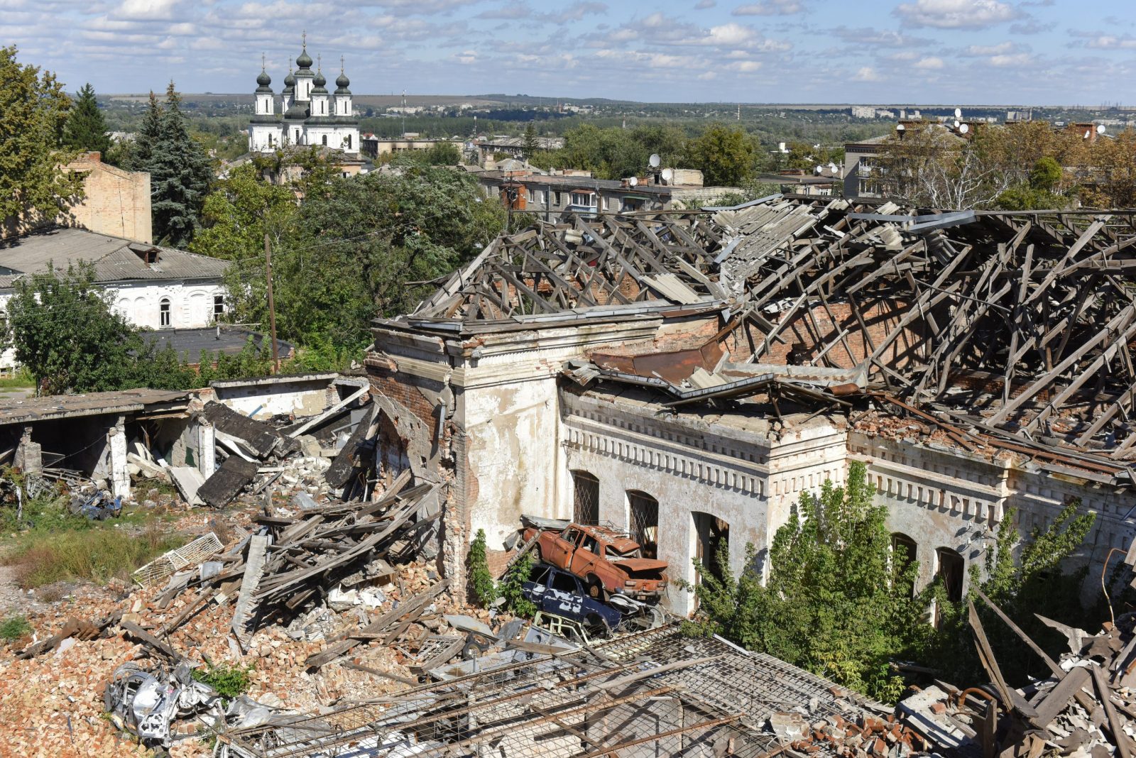 epa10193850 Destroyed buildings in Izyum, in Kharkiv region, Ukraine, 19 September 2022. The Ukrainian army pushed Russian troops from occupied territory in the northeast of the country in a counterattack. Kharkiv and surrounding areas have been the target of heavy shelling since February 2022, when Russian troops entered Ukraine starting a conflict that has provoked destruction and a humanitarian crisis.  EPA/OLEG PETRASYUK
