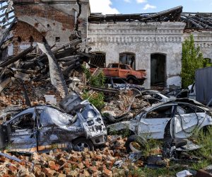 epa10194164 The wreckage of vehicles among the rubble of destroyed buildings in Izyum, Kharkiv region, northeastern Ukraine, 19 September 2022. The Ukrainian army pushed Russian troops from occupied territory in the northeast of the country in a counterattack. Kharkiv and surrounding areas have been the target of heavy shelling since February 2022, when Russian troops entered Ukraine starting a conflict that has provoked destruction and a humanitarian crisis.  EPA/OLEG PETRASYUK