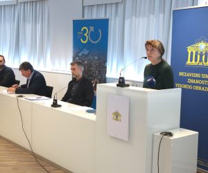 Zagreb, 20.09.2022. - Sindikat znanosti na konferenciji za medije osvrnuo se na zakonske promjene u visokom obrazovanju i znanosti s obzirom da æe u Saboru uskoro biti rasprava i usvajanje konaènog prijedloga Zakona o visokom obrazovanju i znanosti. Sindikat znanosti sudjelovao je konzultativno, tijekom izrade Zakona, a na konferenciji se govorilo to su istine i zablude o prijedlogu Zakona, njegove prednosti i slabosti te koja mjesta kritike zasluuju najveæu pozornost, a koje su kritike promaene. Govorili su (L-D) Matija Kroflin, Vilim Ribiè, Tvrtko Smital i Vesnica Garaiæ. foto HINA /Zvonimir KUHTIÆ/ kuzo