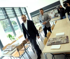Zagreb, 20.09.2022 - Konferencija za medije povodom zavretka radova na izgradnji podruènog objekta Osnovne kole Savski Gaj - Blato. Na fotografiji gradonaèelnik Grada Zagreba Tomislav Tomaeviæ, ravnatelj kole Matija Bajiæ. foto HINA/ Lana SLIVAR DOMINIÆ/ lsd