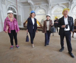 Zagreb, 20.09.2022. - Obilazak gradilišta Hrvatskog glazbenog zavoda, gdje su o konstrukcijskoj obnovi zgrade govorili su predsjednica HGZ-a Romana Matanovac Vučković, glavni projektant Roman Šilje, predstavnik izvođača radova Zdenko Hrženjak i predstavnici stručnog nadzora Renato Gulić i Juraj Pojatina, a obilasku se pridružila i ministrica kulture i medija Nina Obuljen Koržinek te zamjenik zagrebačkog gradonačelnika Luka Korlaet.
Na fotografiji Nina Obuljen Koržinek.
foto HINA/ Edvard ŠUŠAK/ es