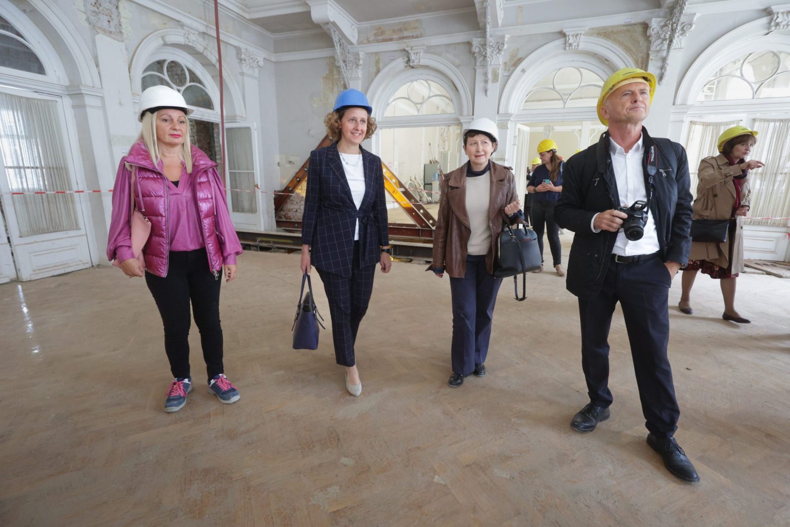 Zagreb, 20.09.2022. - Obilazak gradilišta Hrvatskog glazbenog zavoda, gdje su o konstrukcijskoj obnovi zgrade govorili su predsjednica HGZ-a Romana Matanovac Vučković, glavni projektant Roman Šilje, predstavnik izvođača radova Zdenko Hrženjak i predstavnici stručnog nadzora Renato Gulić i Juraj Pojatina, a obilasku se pridružila i ministrica kulture i medija Nina Obuljen Koržinek te zamjenik zagrebačkog gradonačelnika Luka Korlaet.
Na fotografiji Nina Obuljen Koržinek.
foto HINA/ Edvard ŠUŠAK/ es