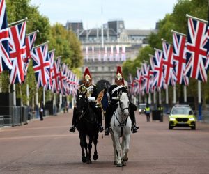 epa10195217 The Royal Household Cavalry outside Buckingham Palace following the funeral of Queen Elizabeth II in London, Britain, 20 September 2022. Britain is waking up to a new era following the death of Queen Elizabeth II and the final day of mourning on 19 September. Britons and tourists alike from all walks of life are continuing to head to Buckingham Palace to lay floral tributes for the Queen, who died on 08 September at her Scottish estate.  EPA/ANDY RAIN