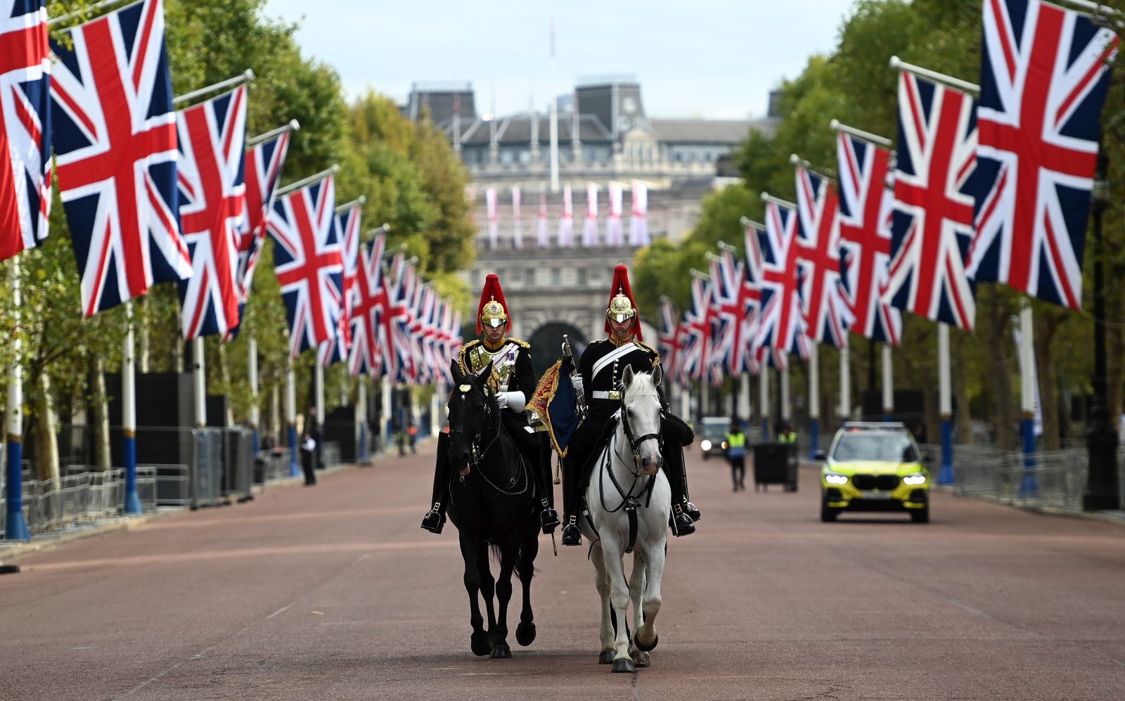 epa10195217 The Royal Household Cavalry outside Buckingham Palace following the funeral of Queen Elizabeth II in London, Britain, 20 September 2022. Britain is waking up to a new era following the death of Queen Elizabeth II and the final day of mourning on 19 September. Britons and tourists alike from all walks of life are continuing to head to Buckingham Palace to lay floral tributes for the Queen, who died on 08 September at her Scottish estate.  EPA/ANDY RAIN