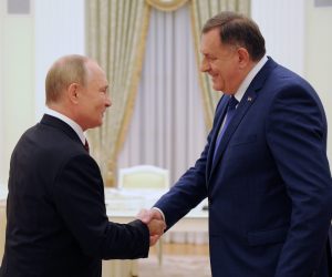 epa10195418 Russian President Vladimir Putin (L) shake hands with the Serb Member of the Presidency of Bosnia and Herzegovina Milorad Dodik (R) during their meeting in Moscow, Kremlin,  Russia, 20 September 2022.  EPA/MIKHAEL KLIMENTYEV / SPUTNIK / KREMLIN POOL MANDATORY CREDIT