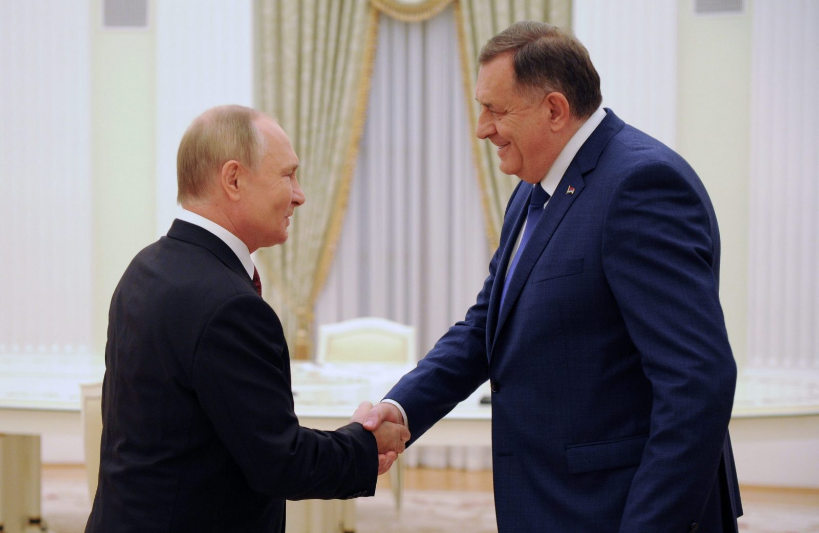 epa10195418 Russian President Vladimir Putin (L) shake hands with the Serb Member of the Presidency of Bosnia and Herzegovina Milorad Dodik (R) during their meeting in Moscow, Kremlin,  Russia, 20 September 2022.  EPA/MIKHAEL KLIMENTYEV / SPUTNIK / KREMLIN POOL MANDATORY CREDIT