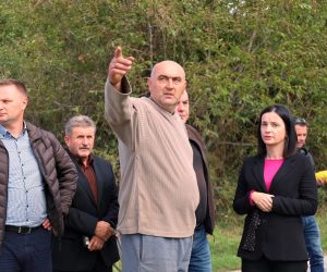 Bjelovar, 20.9.2022.- Ministrica poljoprivrede Marija Vuèkoviæ obila je u utorak sa upanom Markom Maruiæem poljoprivredna gospodarstva i ume stradale u olujnom nevremenu koje je u petak pogodilo veliki dio Bjelovarsko-bilogorske upanije te je obeæala pomoæ Vlade u sanaciji nastalih teta. 
foto HINA/ Igor KOKORU/ ua