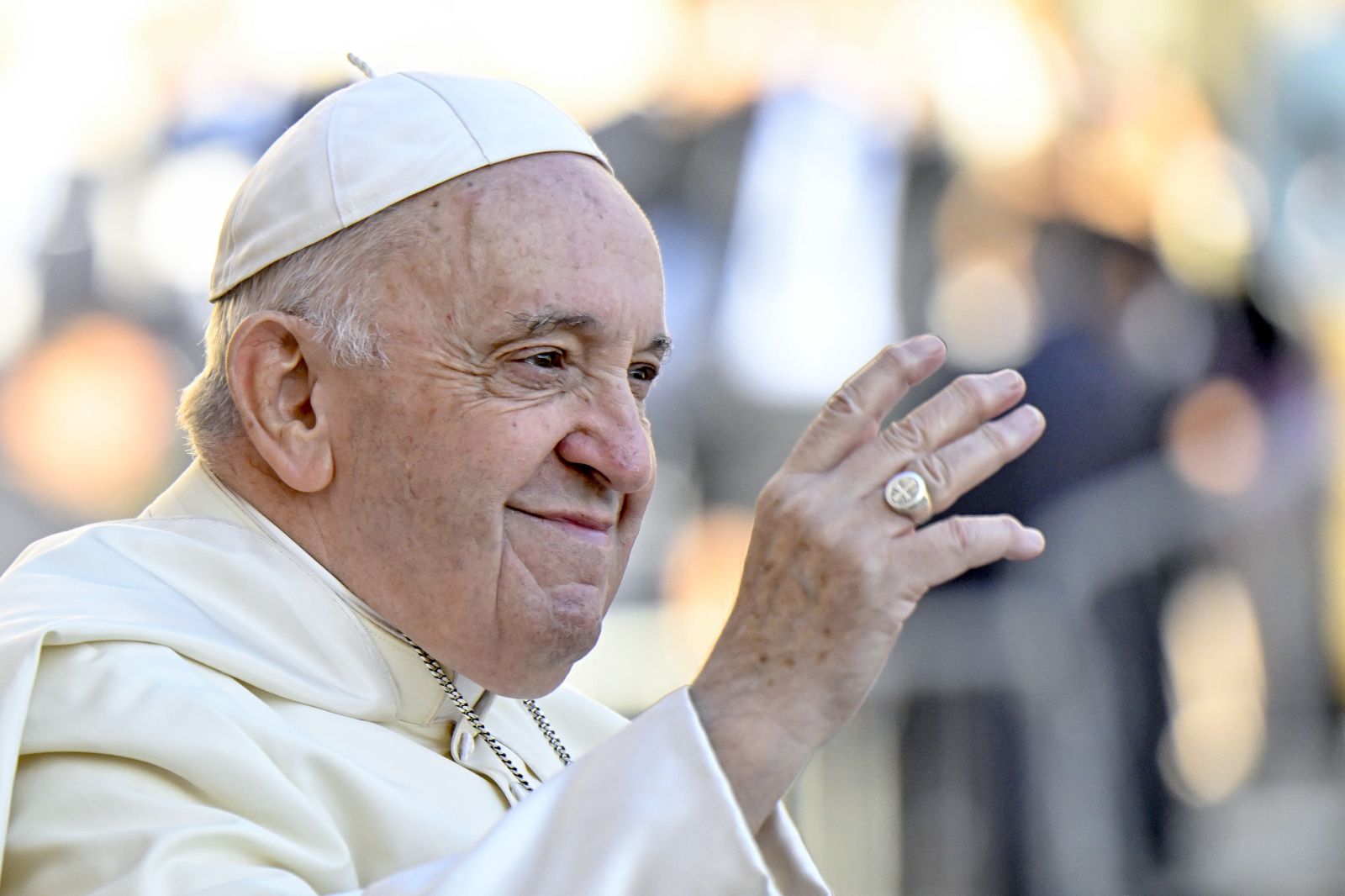 epa10196296 Pope Francis waves as he arrives with the popemobile to lead his Wednesday General Audience in Saint Peter's Square in Vatican City, 21 September 2022.  EPA/ALESSANDRO DI MEO
