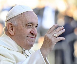 epa10196296 Pope Francis waves as he arrives with the popemobile to lead his Wednesday General Audience in Saint Peter's Square in Vatican City, 21 September 2022.  EPA/ALESSANDRO DI MEO