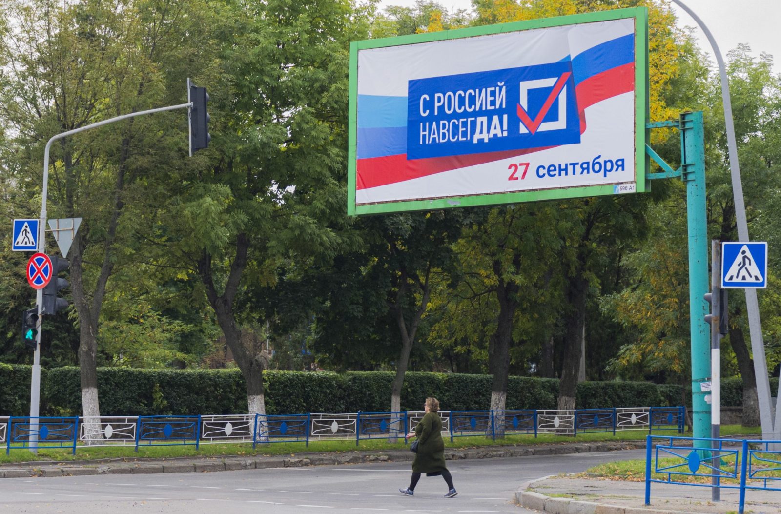 epa10199036 A referendum billboard 'With Russia forever. 27 Sepetmber' during a campaign rally for a referendum to join the Russian Federation in downtown Luhansk, Ukraine, 22 September 2022. The parliaments of the self-proclaimed Luhansk and Donetsk Peoples Republics as well as the military-civilian administrations controlled by Russia of the Kherson and Zaporizhzhia regions decided to hold referendums on the future of these territories. On 24 February 2022 Russian troops entered the Ukrainian territory in what the Russian president declared a 'Special Military Operation', starting an armed conflict that has provoked destruction and a humanitarian crisis.  EPA/STRINGER