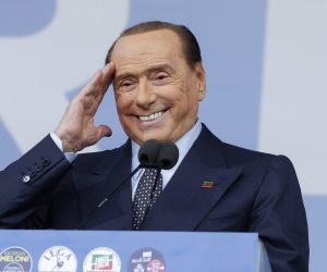 epa10199840 President of Italian party 'Forza Italia', Silvio Berlusconi attends the center-right closing rally of the campaign for the general elections at Piazza del Popolo, in Rome, Italy, 22 September 2022. Italy will hold its general snap elections on 25 September 2022 to elect a new Prime Minister.  EPA/GIUSEPPE LAMI