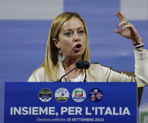 epa10199695 Leader of Italian party Fratelli d’Italia (Brothers of Italy) Giorgia Meloni attends the center-right closing rally of the campaign for the general elections at Piazza del Popolo, in Rome, Italy, 22 September 2022. Italy will hold its general snap elections on 25 September 2022 to elect a new Prime Minister.  EPA/GIUSEPPE LAMI