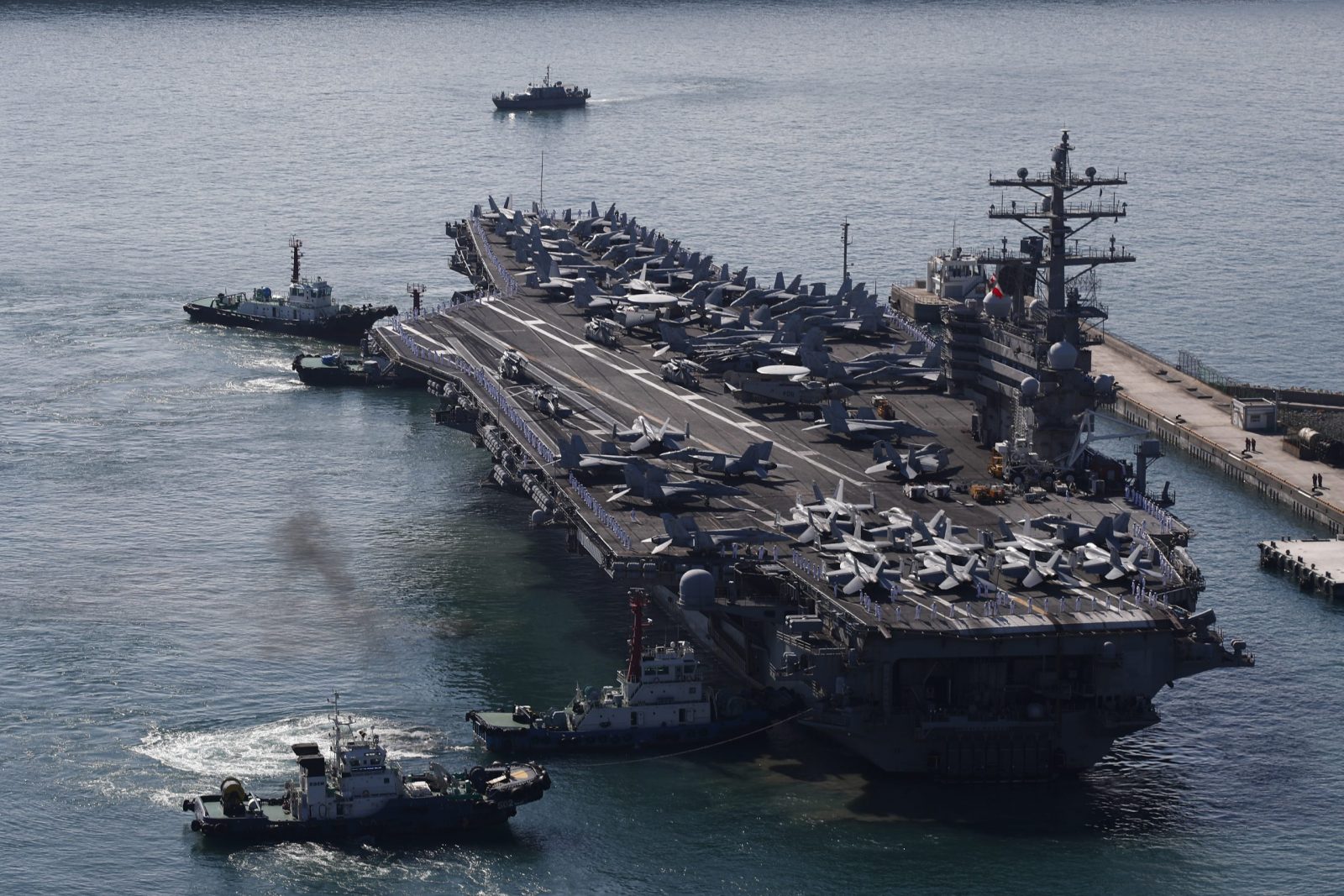 epa10200501 The USS Ronald Reagan (CVN 76), a US Navy Nimitz-class nuclear-powered aircraft carrier, arrives at a port in the southeastern coastal city of Busan, South Korea, 23 September 2022.  EPA/JEON HEON-KYUN