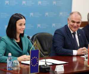 Split, 23.9.2022.- Ministrica poljoprivrede Marija Vučković uručila nove ugovore o potporama iz Programa ruralnog razvoja, u vrijednosti iznad 3 milijuna kuna, a potpore se upućuju korisnicima iz Splitsko-dalmatinske, Šibensko-kninske, Dubrovačko-neretvanske i Zadarske županije..  foto HINA/ Mario STRMOTIĆ/ ms