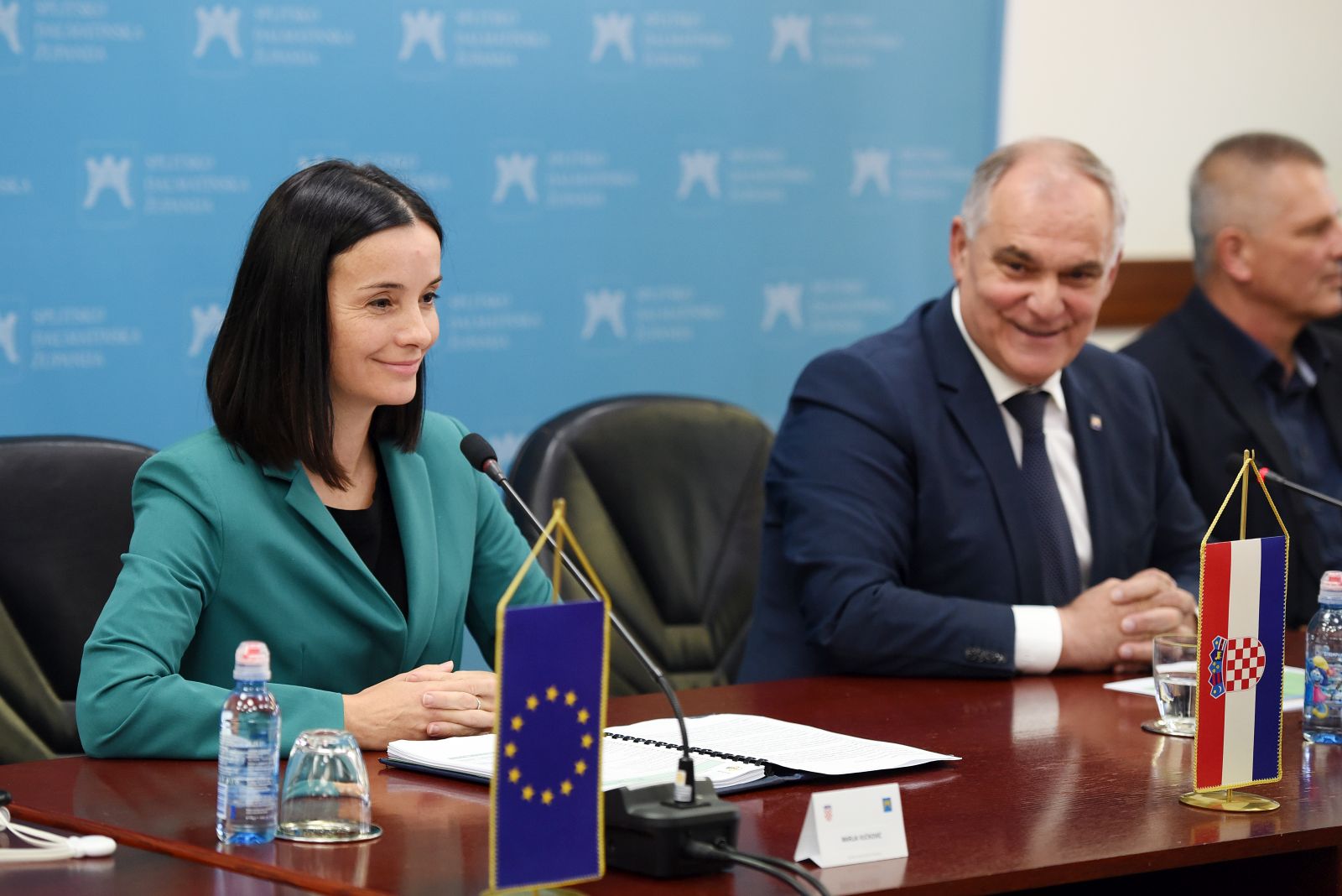Split, 23.9.2022.- Ministrica poljoprivrede Marija Vučković uručila nove ugovore o potporama iz Programa ruralnog razvoja, u vrijednosti iznad 3 milijuna kuna, a potpore se upućuju korisnicima iz Splitsko-dalmatinske, Šibensko-kninske, Dubrovačko-neretvanske i Zadarske županije..  foto HINA/ Mario STRMOTIĆ/ ms