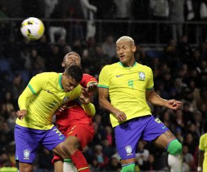 epa10202434 Richarlison (R) of Brazil in action during the international friendly soccer match between Brazil and Ghana in Le Havre, France, 23 September 2022.  EPA/CHRISTOPHE PETIT TESSON