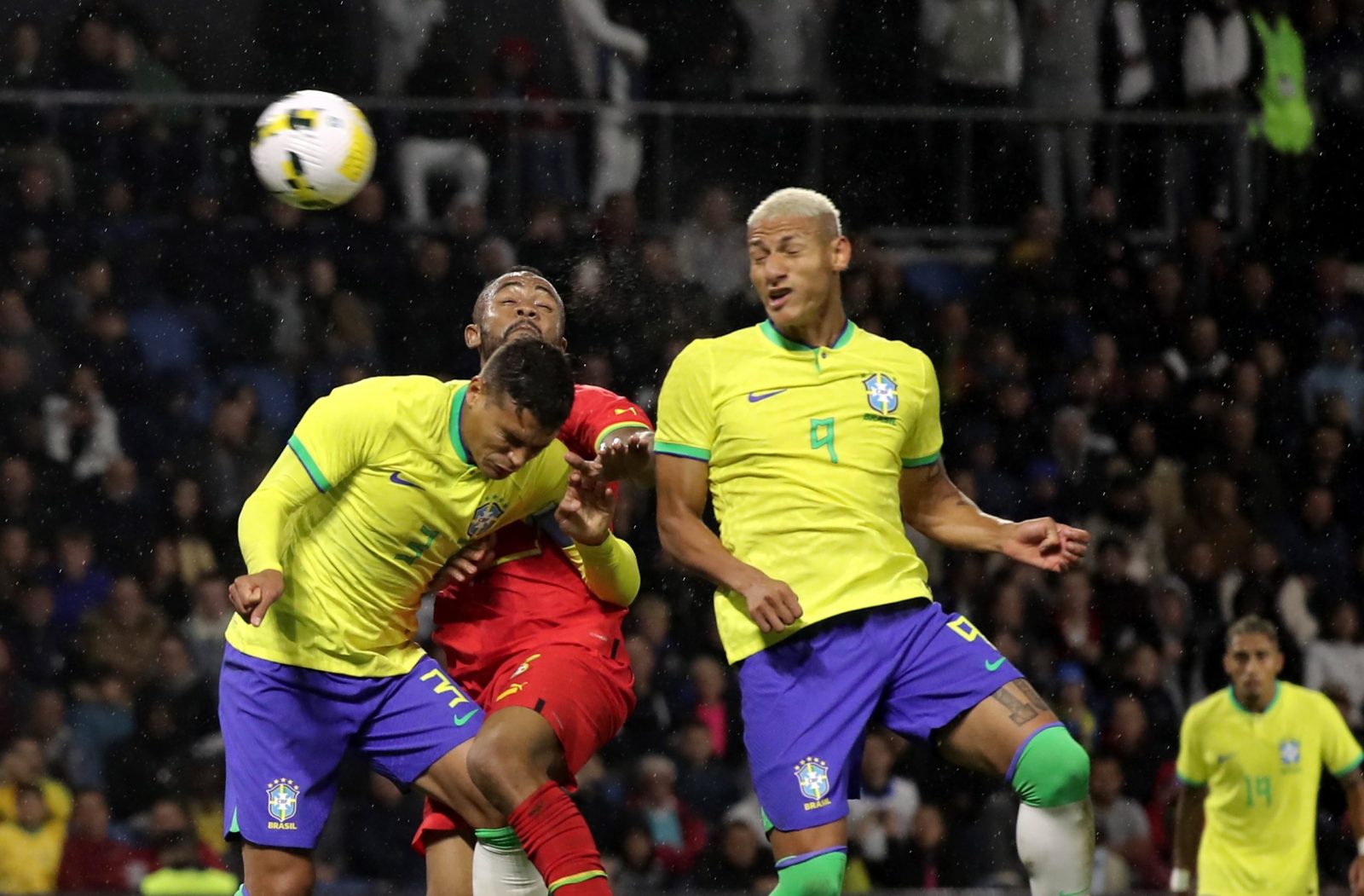 epa10202434 Richarlison (R) of Brazil in action during the international friendly soccer match between Brazil and Ghana in Le Havre, France, 23 September 2022.  EPA/CHRISTOPHE PETIT TESSON