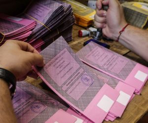 epa10203961 Polling officials prepare voting cards ahead of general elections at a polling station in Rome, Italy, 24 September 2022. Italy will hold its general snap elections on 25 September 2022 to elect a new Prime Minister.  EPA/GIUSEPPE LAMI