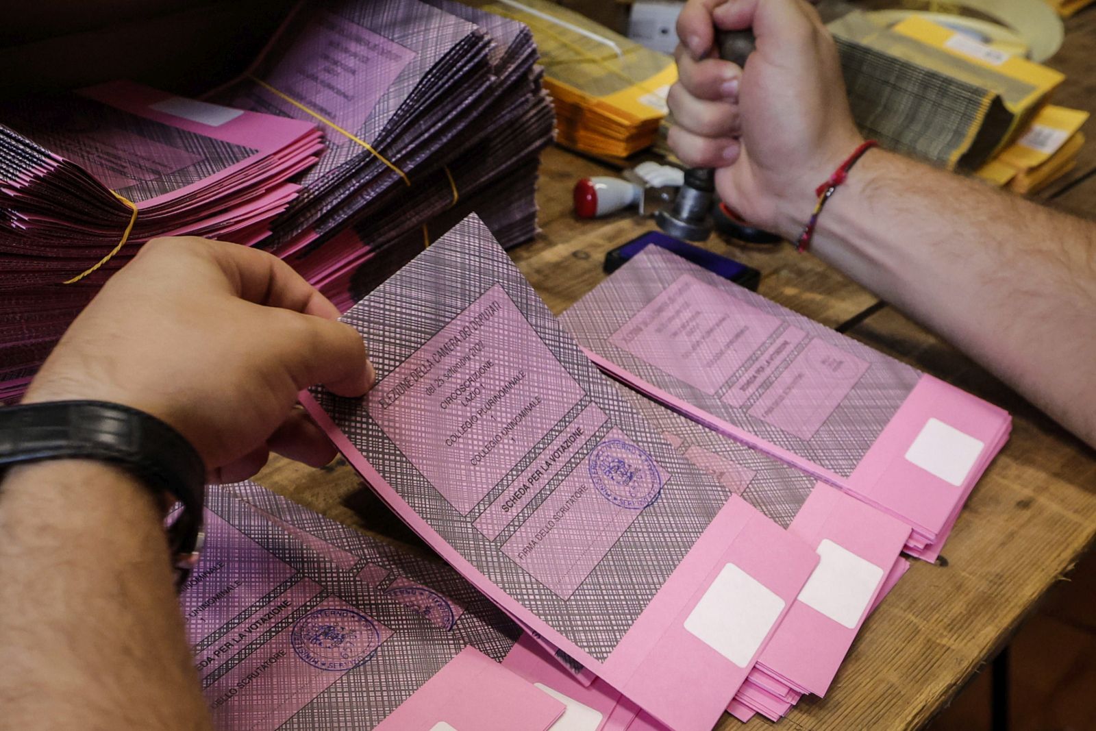 epa10203961 Polling officials prepare voting cards ahead of general elections at a polling station in Rome, Italy, 24 September 2022. Italy will hold its general snap elections on 25 September 2022 to elect a new Prime Minister.  EPA/GIUSEPPE LAMI