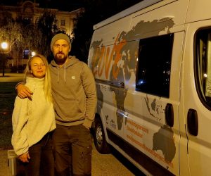 Zagreb, 24.09.2022. -  Davor i Anđela Rostuhar s projektom "Ljubav oko svijeta", kojim u vremenu sveprisutne 'negative' ističu važnost ljubavi, krenuli su ovih dana svojim kamperom na dvoipolmjesečnu turneju po Velikoj Britaniji i Irskoj. foto HINA/ Klub za ekspedicionizam i kulturu KEK/ ml