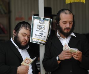 epa10205387 Ultra-orthodox Jewish pilgrims pray next to the tomb of Rabbi Nachman ahead of the Jewish New Year 'Rosh Hashanah' in Uman, Ukraine, 25 September 2022. Ukraine took heavy security measures as thousands of Hasidim pilgrims arrived to Uman to mark Rosh Hashanah, the Jewish New Year, near the tomb of Rabbi Nachman, a great-grandson of the founder of Hasidism.  EPA/ATEF SAFADI