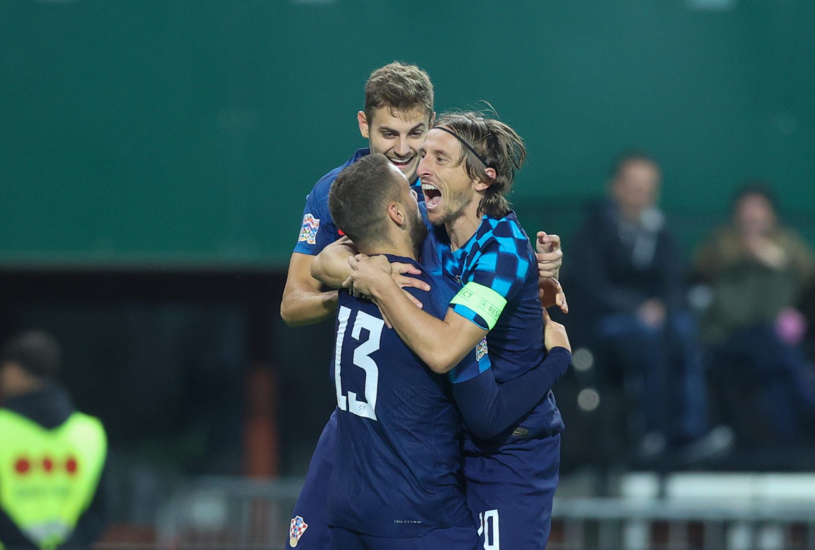 Beč, 25.09.2022 - Utakmica Lige nacija između reprezentacija Austrije i Hrvatske u Beču. Na slici Luka Modrić, Nikola Vlašić, Josip Stanišić slave pogodak koji je postigao Luka Modrić.
foto HINA/ Damir SENČAR/ ds