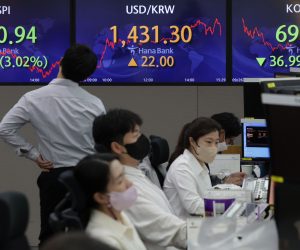 epa10206959 An electronic signboard at the dealing room of Hana Bank in Seoul shows the benchmark Korea Composite Stock Price Index (KOSPI) having plunged 69.06 points, or 3.02 percent, to close at 2,220.94, amid mounting concerns over a global recession, in Seoul, South Korea, 26 September 2022.  EPA/YONHAP SOUTH KOREA OUT
