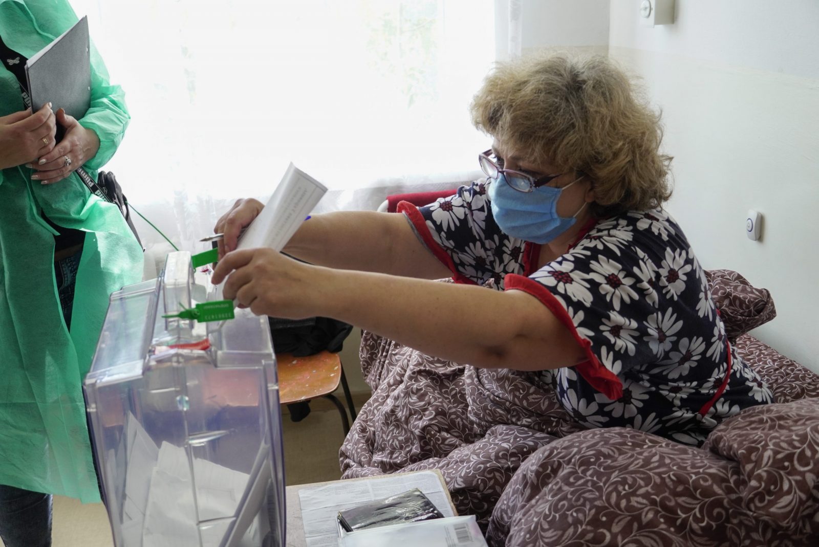 epa10207655 A woman casts her ballot during voting in a so-called referendum on the joining of Russian-controlled regions of Ukraine to Russia, in a hospital in Berdyansk, Zaporizhzhia region, Ukraine, 25 September 2022. From 23 to 27 September, residents of the self-proclaimed Luhansk and Donetsk People's Republics as well as the Russian-controlled areas of the Kherson and Zaporizhzhia regions of Ukraine are voting in ''referendums'' to join the Russian Federation that Ukraine call a farce. On 24 February 2022 Russian troops entered the Ukrainian territory in what the Russian president declared a 'Special Military Operation', starting an armed conflict that has provoked destruction and a humanitarian crisis.  EPA/STRINGER