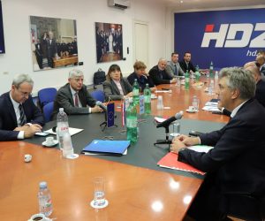 Zagreb, 26.09.2022. - Sjednica Predsjedništva HDZ-a. Na fotografiji Željko Reiner, Andrej Plenković.
foto HINA/ HDZ/ ml