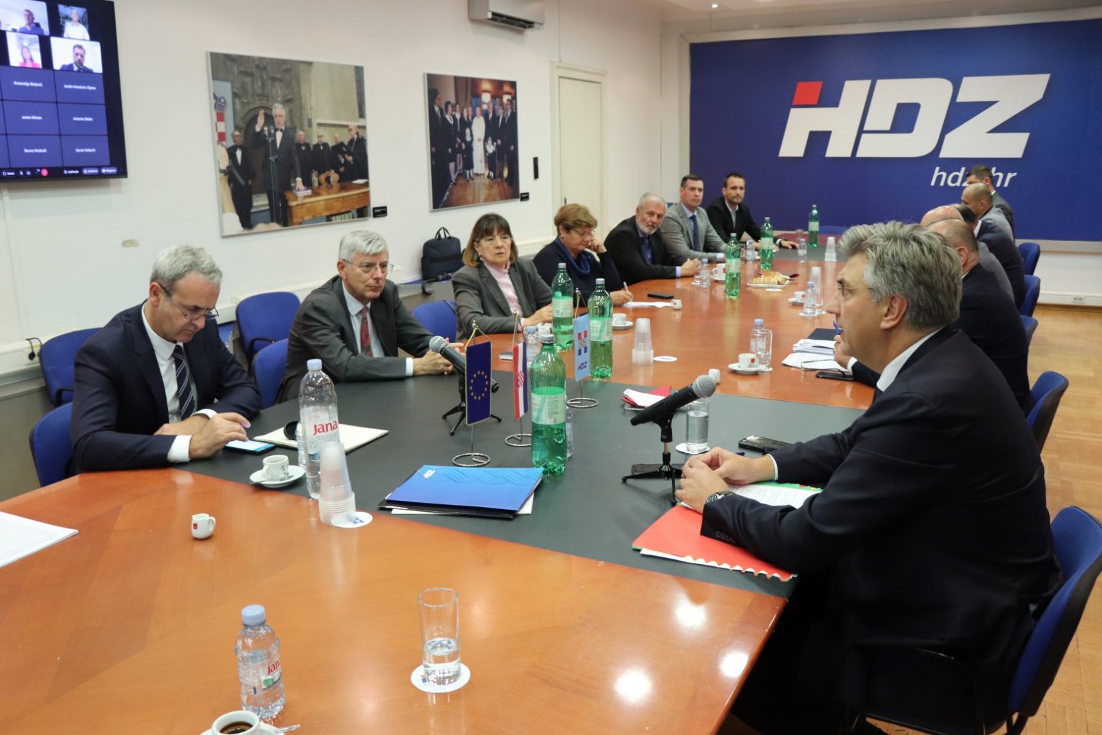 Zagreb, 26.09.2022. - Sjednica Predsjedništva HDZ-a. Na fotografiji Željko Reiner, Andrej Plenković.
foto HINA/ HDZ/ ml
