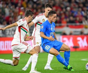 epa10208118 Giacomo Raspadori (R) of Italy in action  during the UEFA Nations League Division A, Group 3 soccer match between Hungary and Italy at Puskas Arena, Budapest, Hungary, 26 September 2022.  EPA/Tamas Kovacs HUNGARY OUT