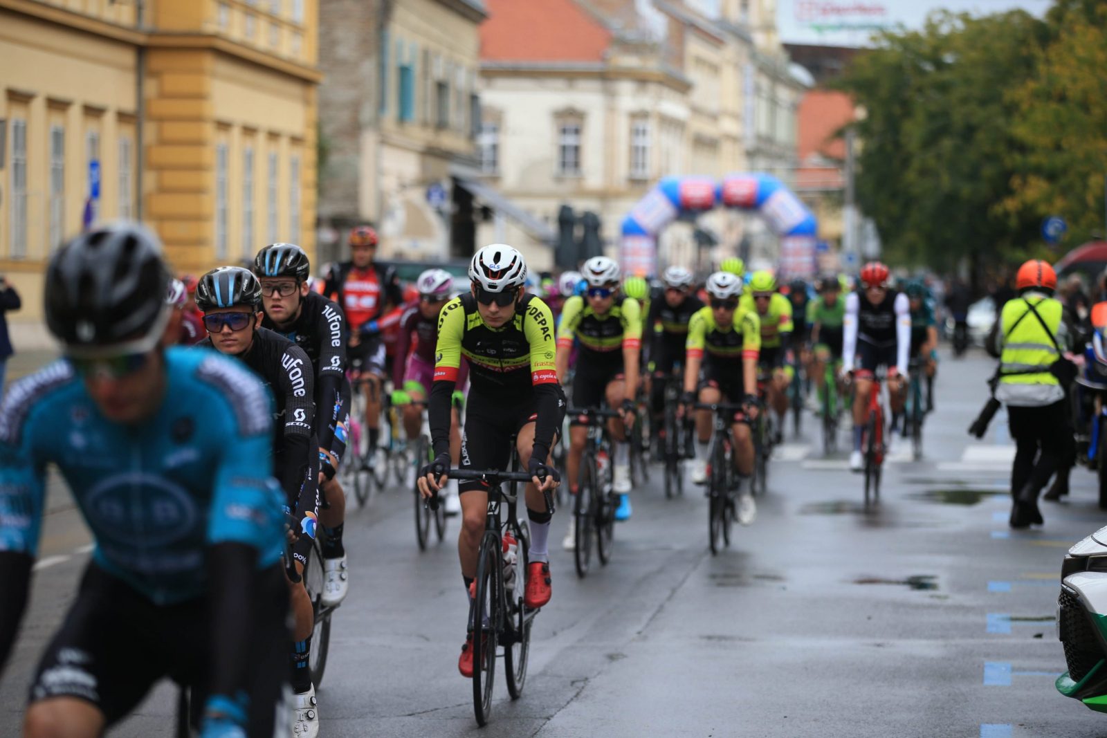 Osijek, 27.09.2022 - Sedmo izdanje meðunarodne biciklistièke utrke CRO Race. Prva etapa Osijek - Ludbreg, 223.5km. Na slici poèetak etape u Osijeku. foto HINA/ Marko MRKONJIÆ/ ik