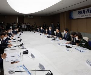 epa10210967 South Korea's Industry Minister Lee Chang-yang (4-R) presides over a meeting at the Korea Chamber of Commerce and Industry in Seoul, South Korea, 28 September 2022, to discuss strategies to develop the country's electric vehicle industry into the world's No. 3 power by expanding its share in the global EV market from the current 5 percent to 12 percent.  EPA/YONHAP SOUTH KOREA OUT