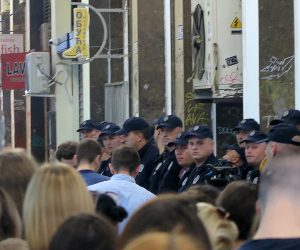 Beograd, 28.09.2022. - Stotine prosvjednika, pretežito djevojaka i žena, okupilo se u srijedu ispred redakcije provladinog tablioda Informer u središtu Beograda, zahtijevajući odgovornost vlasnika i urednika zbog intervjua s osuđenim serijskim silovateljem koji je objavio taj list. 
foto HINA/ Velimir ILIĆ / ml