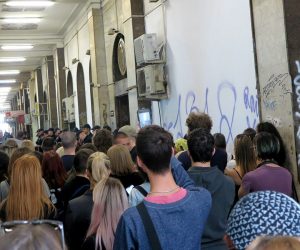 Beograd, 28.09.2022. - Stotine prosvjednika, pretežito djevojaka i žena, okupilo se u srijedu ispred redakcije provladinog tablioda Informer u središtu Beograda, zahtijevajući odgovornost vlasnika i urednika zbog intervjua s osuđenim serijskim silovateljem koji je objavio taj list. 
foto HINA/ Velimir ILIĆ / ml