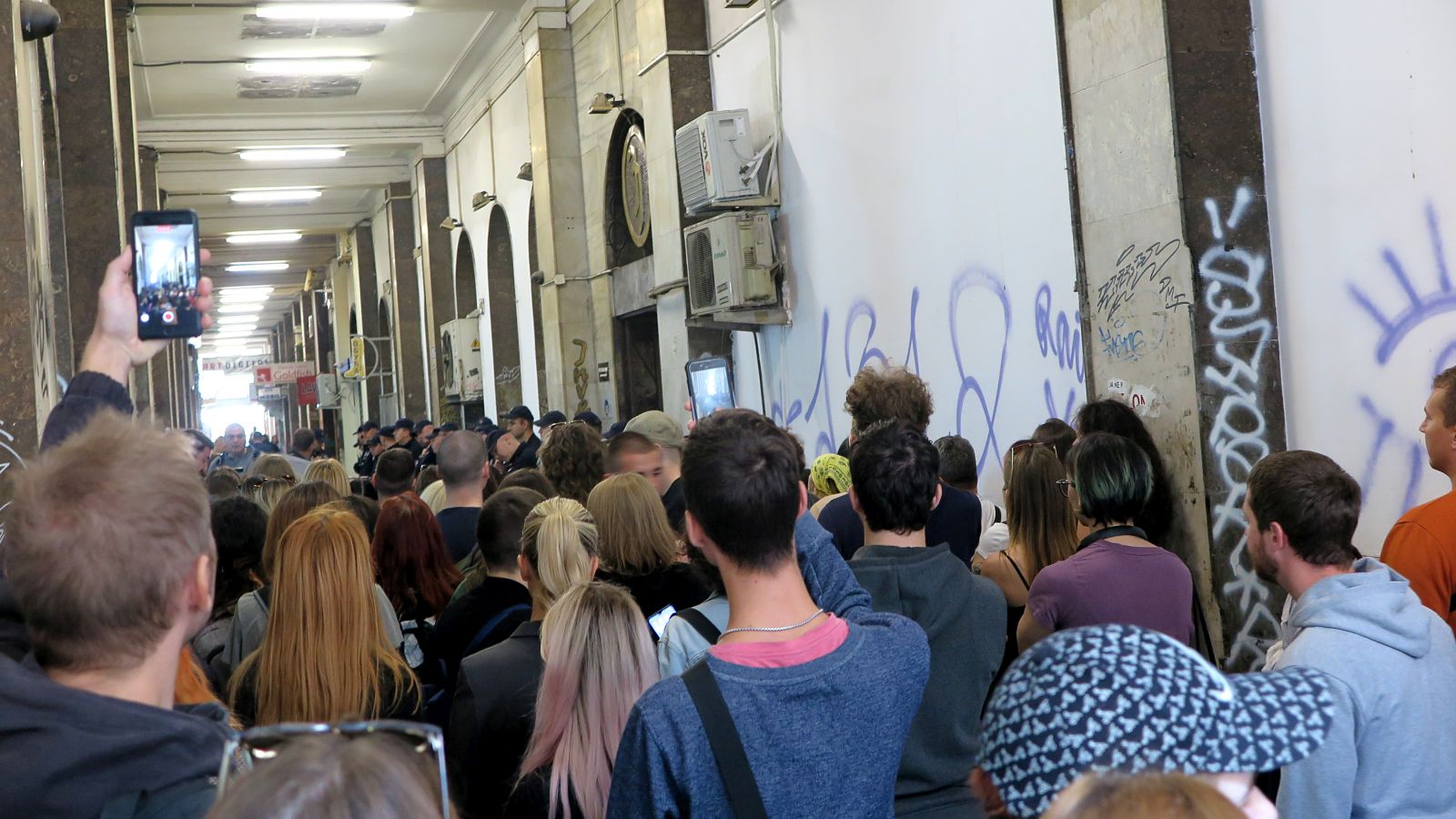 Beograd, 28.09.2022. - Stotine prosvjednika, pretežito djevojaka i žena, okupilo se u srijedu ispred redakcije provladinog tablioda Informer u središtu Beograda, zahtijevajući odgovornost vlasnika i urednika zbog intervjua s osuđenim serijskim silovateljem koji je objavio taj list. 
foto HINA/ Velimir ILIĆ / ml