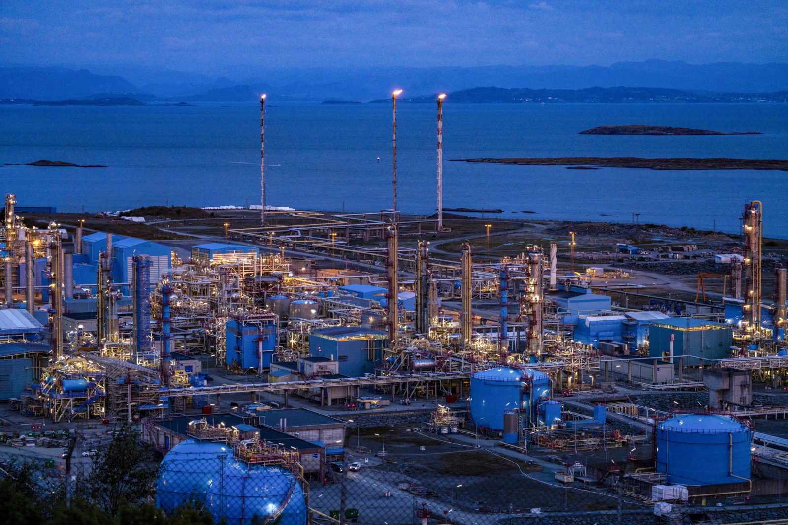 epa10212268 The Karsto processing plant in North Rogaland, Norway, 28 September 2022. Dry gas is exported from Karsto through the Europipe II pipeline to Dornum in northern Germany and through the transport systems Statpipe and Norpipe to Emden.  EPA/Cornelius Poppe  NORWAY OUT