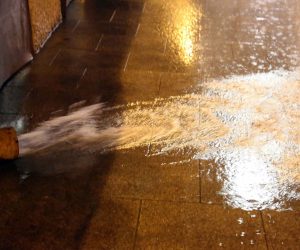 Rijeka, 28.09.2022. - U olujnom nevremenu koje je zahvatilo Rijeku u kasnim popodnevnim satima u kojem je palo preko 150 litara kiše po četvornom metru poginuo je jedan građanin.
foto HINA/ Miljenko KLEPAC/ ml
