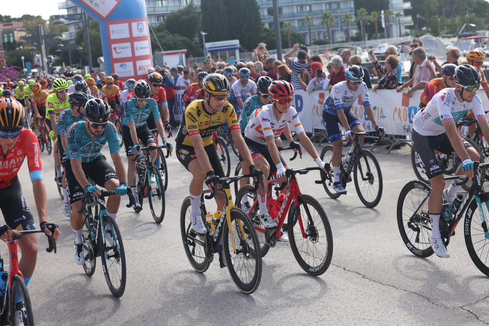 Biograd, 30.09.2022. - Start 4. etape Cro Race biciklističke utrke Biograd na moru - Crikvenica
 Foto HINA/Zvonko KUCELIN