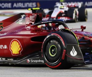 epa10215463 Spanish Formula One driver Carlos Sainz of Scuderia Ferrari in action during the first practice session of the Singapore Formula One Grand Prix at the Marina Bay Street Circuit, Singapore, 30 September 2022. The Singapore Formula One Grand Prix will take place on 02 October 2022.  EPA/TOM WHITE