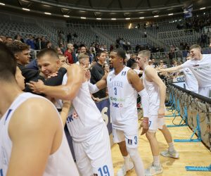 Zadar, 30.09.2022. - Dvorana Kršimira Ćosića na Višnjiku. Utakmica 1. kola AdmiralBet ABA lige između KK Zadar i KK SC Derby.
Na fotografiji: košarkaši Zadra pozdravljaju se sa navijačima, 
Foto HINA/Zvonko KUCELIN