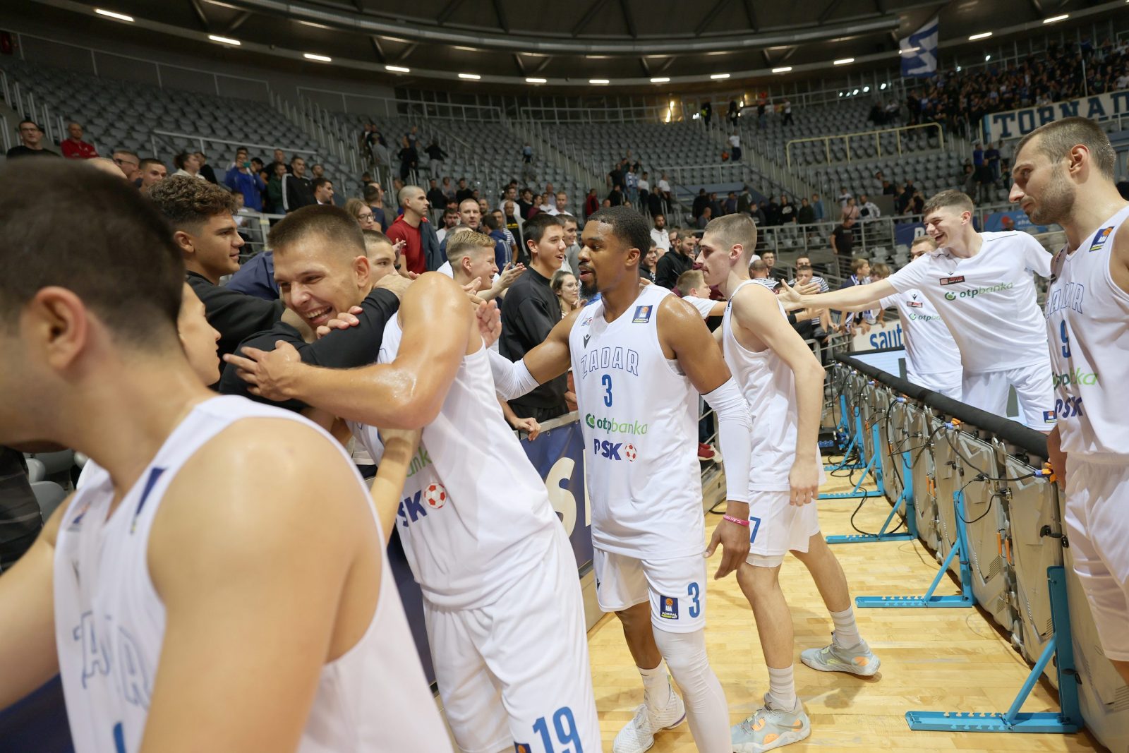 Zadar, 30.09.2022. - Dvorana Kršimira Ćosića na Višnjiku. Utakmica 1. kola AdmiralBet ABA lige između KK Zadar i KK SC Derby.
Na fotografiji: košarkaši Zadra pozdravljaju se sa navijačima, 
Foto HINA/Zvonko KUCELIN