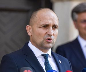 01.07.2022., Osijek - Zupan Osjecko-baranjske zupanije Ivan Anusic dao je izjavu medijima ispred Gradske uprave nakon sastanka s gradonacelnikom Osijeka Ivanom Radicem i predsjednikom Vlade RH Andrejom Plenkovicem.   Photo: Davor Javorovic/PIXSELL