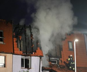 01.09.2022., Zapresic - U Ulici Augusta Senoe izbio je pozar na kuci u nizu koji je zahvatio vise kuca. Photo: Emica Elvedji/PIXSELL