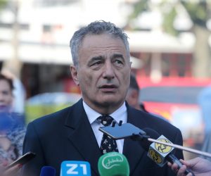 02.07.2020., Zagreb - gradonacelnik Grada Zagreba Milan Bandic i procelnik Ureda za upravljanje u hitnim situacijama Pavle Kalinic urucili su zagrebackim vatrogascima novu opremu za spasavanje i podupiranje u rusevinama. Novu opremu koristit ce clanovi Javne vatrogasne postrojbe Grada Zagreba ciji su djelatnici ujedno i clanovi Postrojbe civilne zastite za traganje i spasavanje iz rusevina. rPhoto: Dalibor Urukalovic/PIXSELL