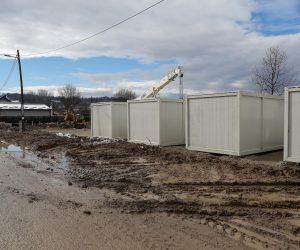 03.02.2021., Petrinja - Pocela izgradnja kontejner naselja na Sajmistu u Petrinji. Planirano je da se do kraja dana postavi prvih 14 kucica od ukupnih 81. stambenih jedinica i jos 15 vecih zajednickih (ambulanta, knjiznica, kuhinja....) Prvi stanovnici u naselju ocekuju se 13.02. a nokon toga se krece graditi poslovni dio naselja.rPhoto: Emica Elvedji/PIXSELL