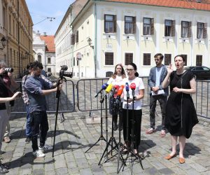 03.06.2022., Zagreb - Na konferenciji za medije odrzanoj na Trgu svetog Marka predstavnice i predstavnici organizacija civilnog drustva okupljenih oko inicijative DOSTA govorili su o slucaju pacijentice kojoj je uskracen pobacaj u KBC Osijek i procitati otvoreno pismo premijeru Andreju Plenkovicu. Photo: Patrik Macek/PIXSELL