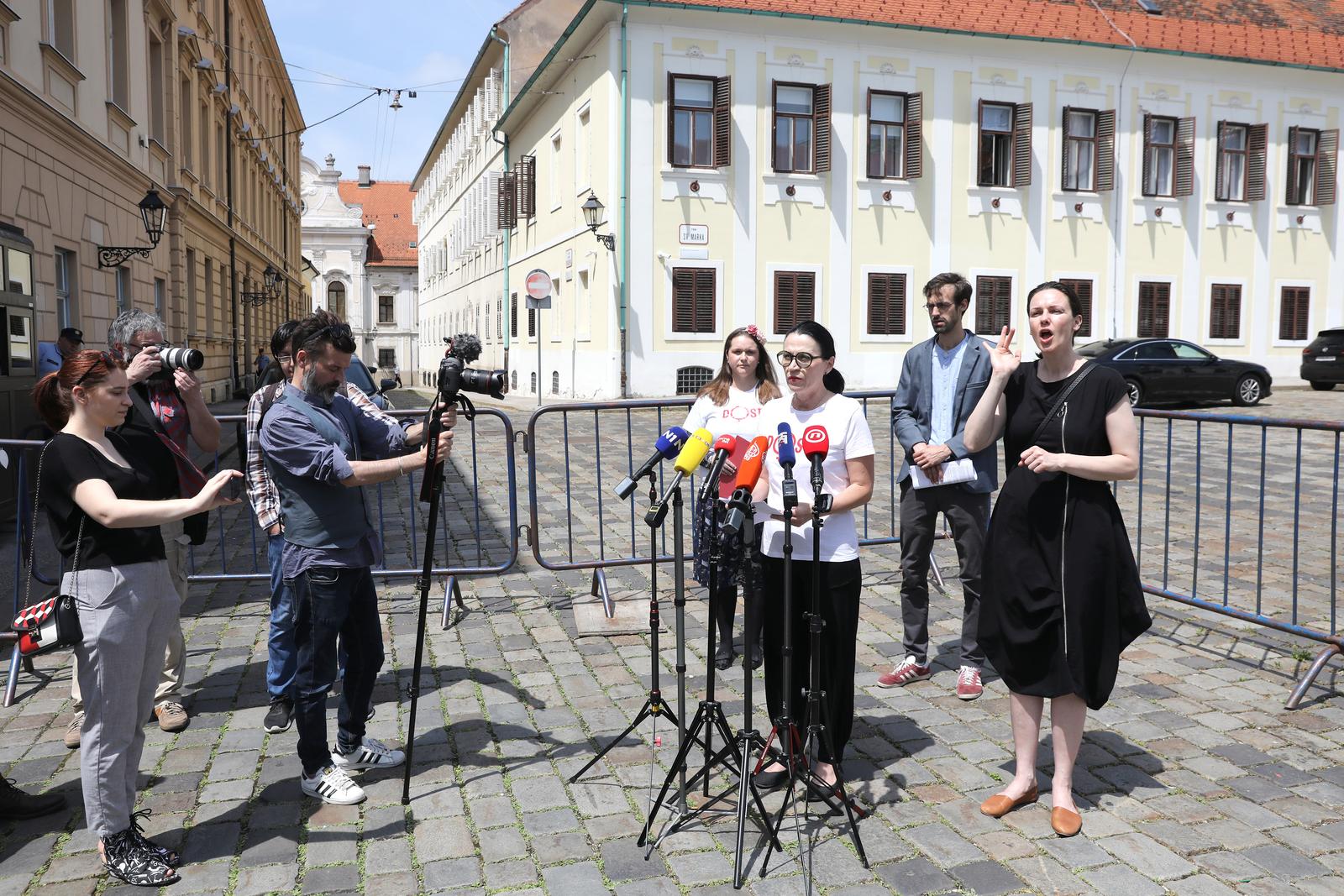 03.06.2022., Zagreb - Na konferenciji za medije odrzanoj na Trgu svetog Marka predstavnice i predstavnici organizacija civilnog drustva okupljenih oko inicijative DOSTA govorili su o slucaju pacijentice kojoj je uskracen pobacaj u KBC Osijek i procitati otvoreno pismo premijeru Andreju Plenkovicu. Photo: Patrik Macek/PIXSELL
