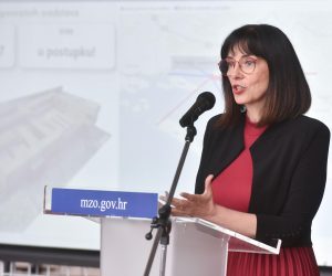 03.07.2020., Zagreb - Ministrica znanosti i obrazovanja Blazenka Divjak urucila je posljednji dio ugovora za regionalne centre kompetentnosti, ukupne vrijednosti 820 milijuna kuna, koji se dodjeljuju iz Europskog socijalnog fonda, u sklopu poziva "Uspostava regionalnih centara kompetentnosti u strukovnom obrazovanju u podsektorima strojarstvo, elektrotehnika i raacunalstvo, poljoprivreda i zdravstvo".rPhoto: Davorin Visnjic/PIXSELL
